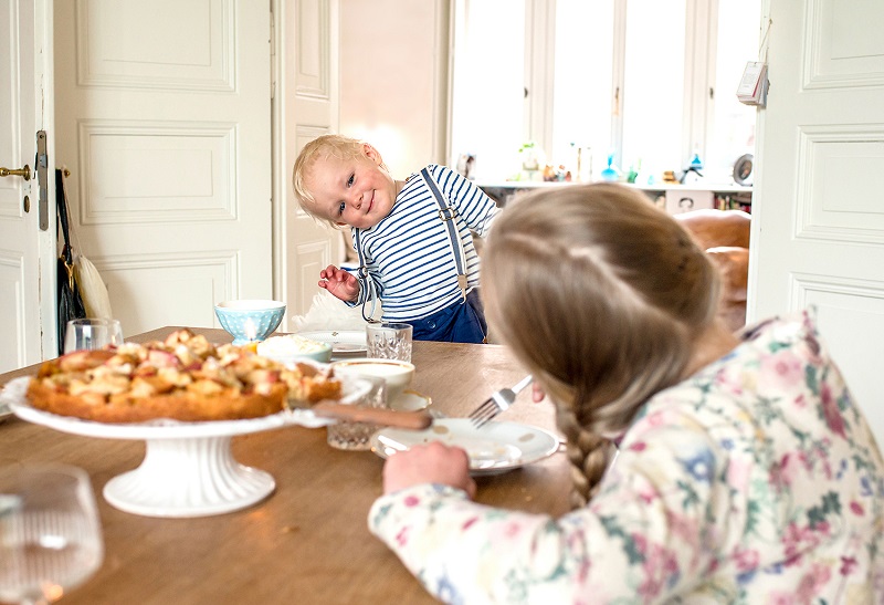 gelungenes Kinderfoto in einer hellen Wohnung