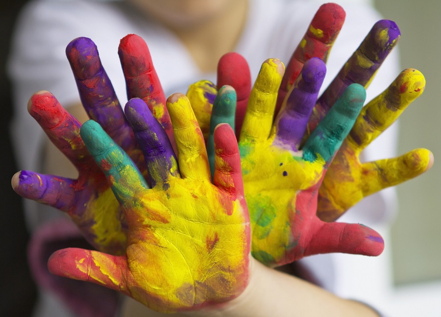 Fingerfarbenhände bunt