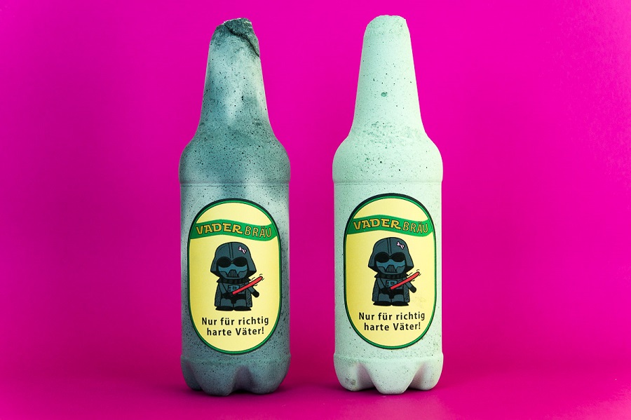 Aus Beton gegossene Bierflaschen