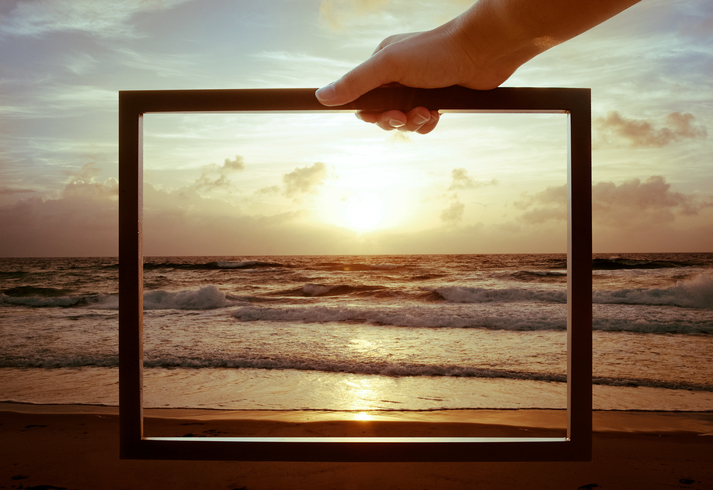 Bilderrahmen vor Meer und Sonnenuntergang