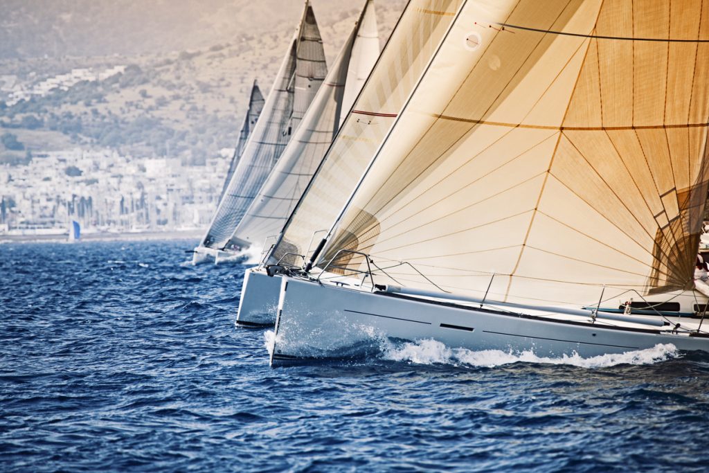 Segelboote in einer Reihe auf dem Wasser