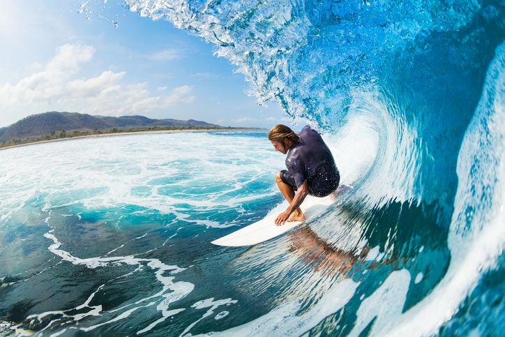 Surfer reitet eine Welle