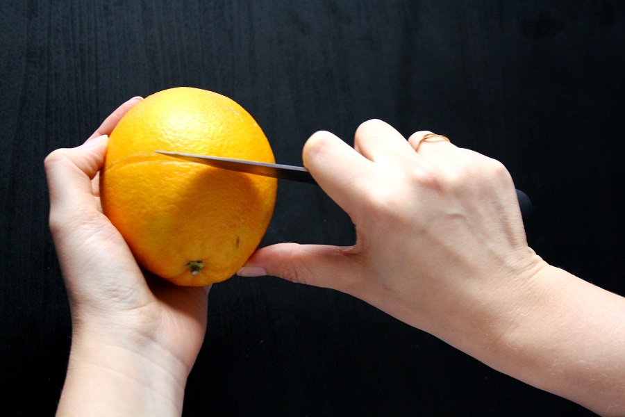 Orangenteelicht mit Nelken selber machen: Schritt 1