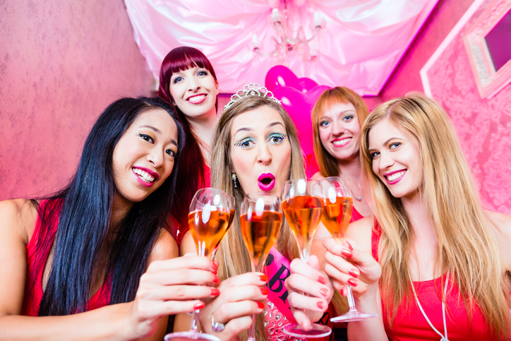 Gruppenfoto vom Junggesellinnenabschied in pink 